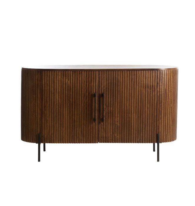 Aparador mid-century en madera marrón oscuro, patas y tiradores de metal negro.