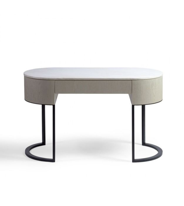 Consola ovalada de diseño moderno en madera grisácea, con sobre de piedra blanca y base de metal negro.