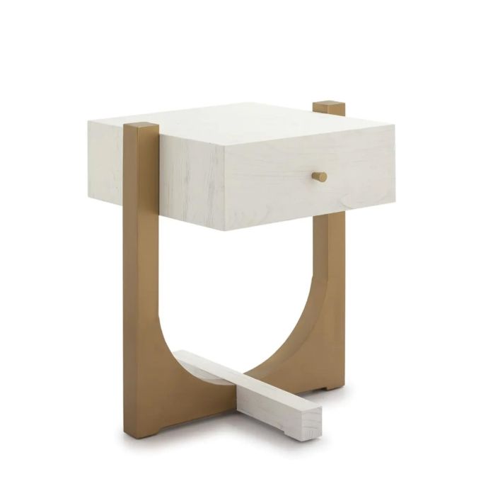 Mesita de noche art decó de madera blanca con estructura en forma de u y tirador en metal dorado.