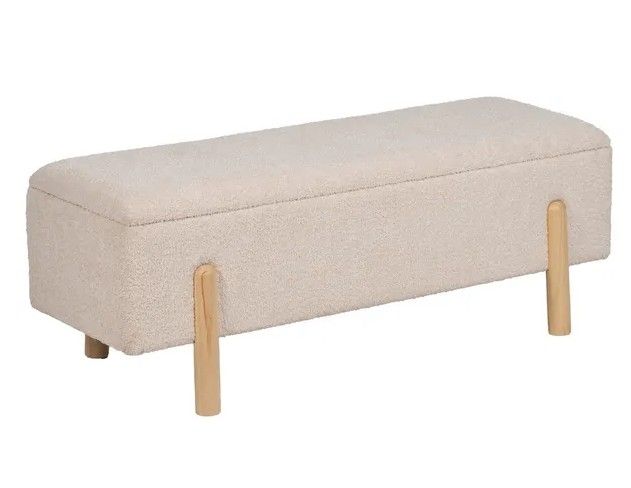 Banco asiento y baúl contemporáneo en estructura de DM, tapizado en tejido crema y patas de madera natural.