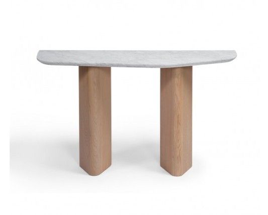 Consola nórdica moderna con sobre de mármol blanco y dos patas en madera de roble natural.