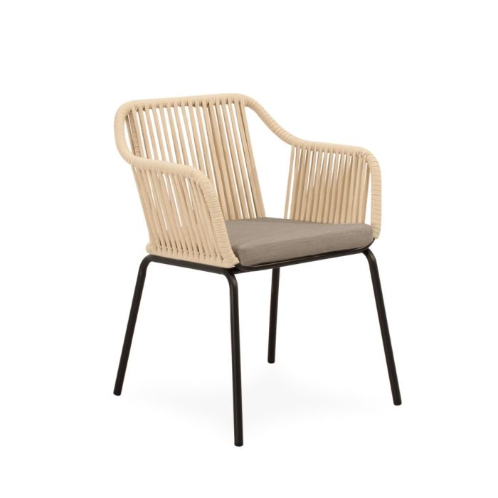 Silla de exterior étnica en acero galvanizado negro, cuerda beige y cojín en tejido gris.