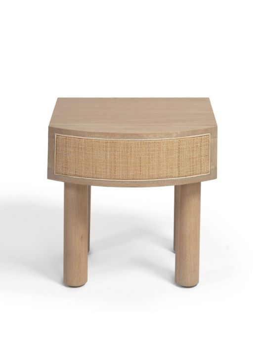 Mesita de noche nórdica en madera de roble y frontal de ratán natural.