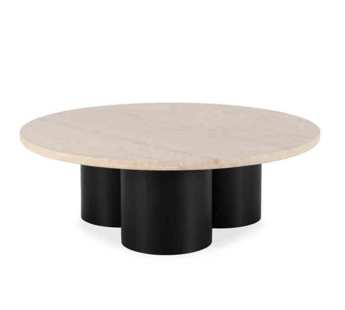 Mesa de centro de diseño moderno con sobre de mármol travertino crema y patas en chapa de roble en negro.