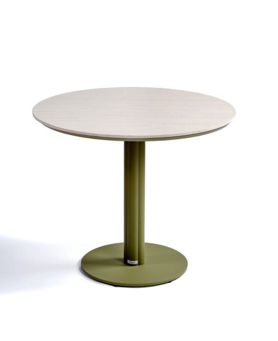 Mesa de comedor exterior moderna en cerámica blanca y base metálica verde.