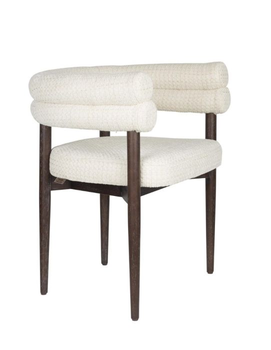 Silla envolvente vintage industrial en madera de caucho tapizado en tela blanca.
