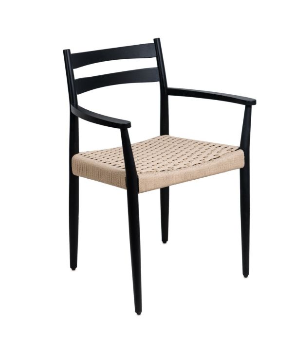 Silla nórdica en madera de roble negro con asiento de cuerda beige.