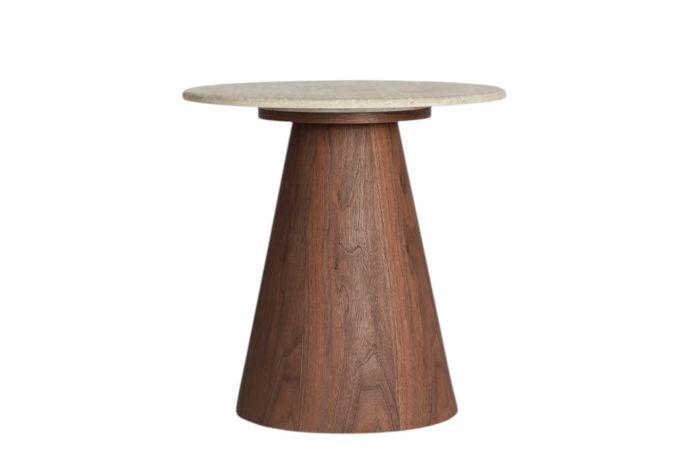Mesa auxiliar en madera nogal y sobre de mármol sintético beige.