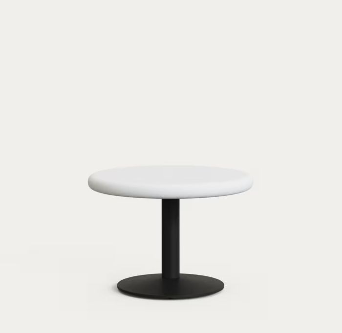 Mesa auxiliar de exterior en acero negro y sobre de cemento blanco 70 cm