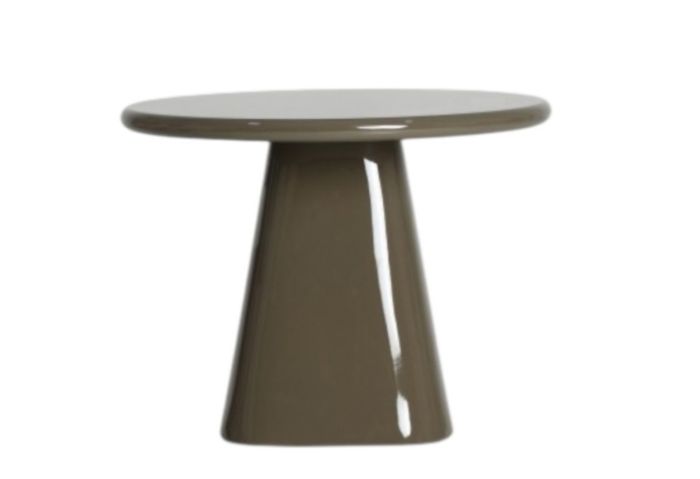 Mesa auxiliar en madera verde brillante.