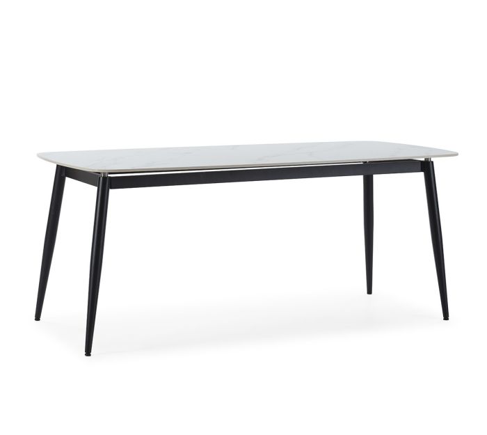 Mesa de comedor de diseño moderno con sobre en porcelánico efecto mármol blanco y patas de metal negro.