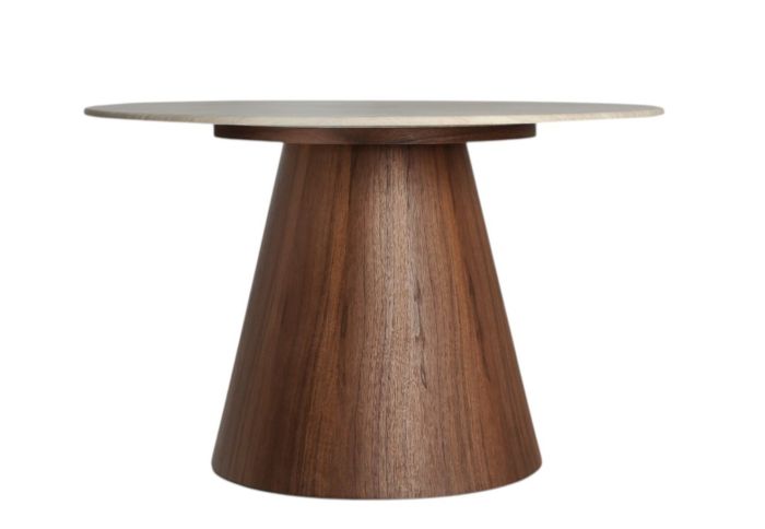 Mesa de comedor en madera nogal y sobre de mármol sintético beige.