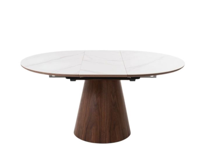 Mesa de comedor extensible en chapa de nogal y sobre de porcelánico blanco.