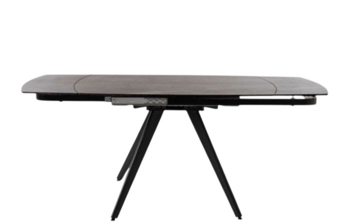 Mesa de comedor extensible en porcelánico negro.