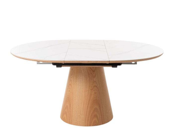 Mesa de comedor extensible en roble natural y sobre porcelánico blanco.