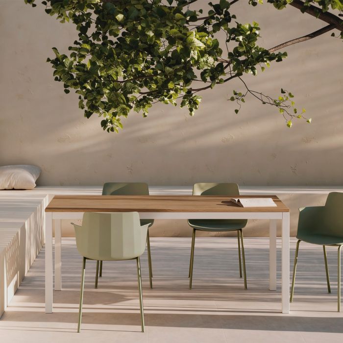 Mesa de comedor exterior nórdica en polimadera natural y aluminio blanco.