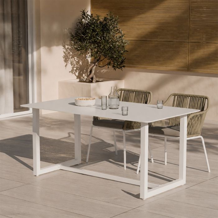 Mesa de comedor exterior moderna en porcelánico y acero galvanizado blanco.