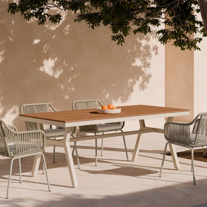 Mesa de exterior nórdica en polimadera natural y aluminio beige.