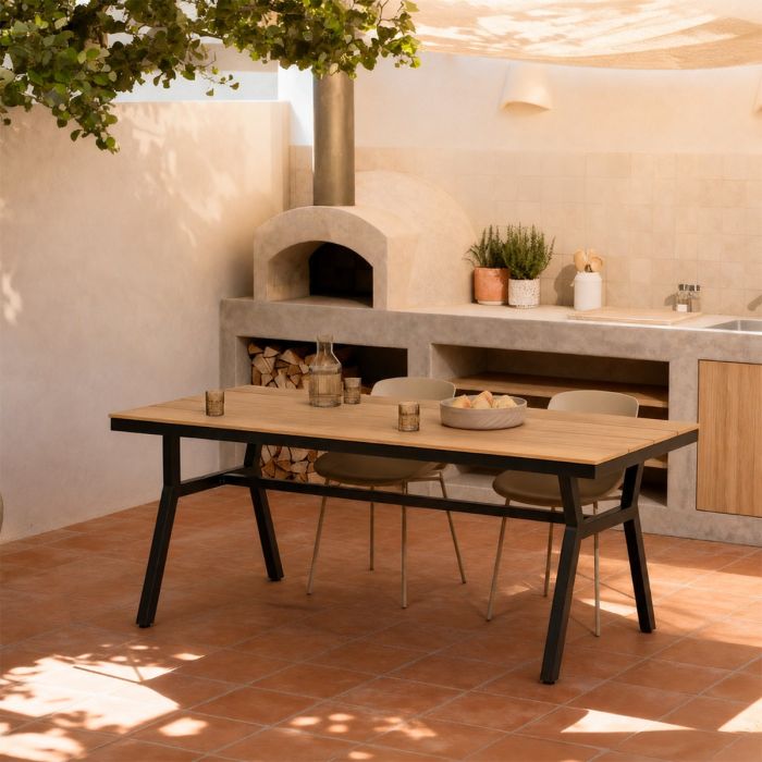 Mesa de exterior nórdica en polimadera natural y aluminio negro.