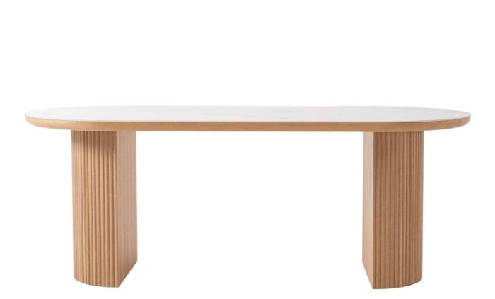 Mesa de comedor en porcelánico blanco y roble natural.
