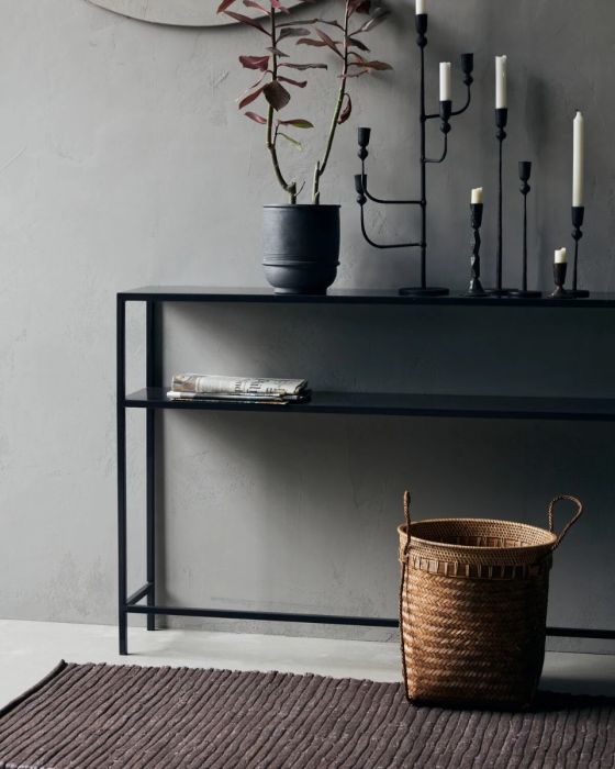 Mesa consola en acero negro.