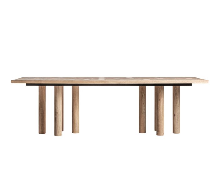 Mesa de comedor en madera de mango y travertino marrón claro.