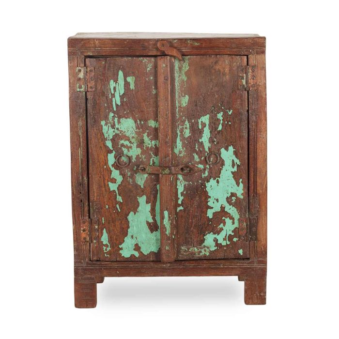 Mesita de noche vintage en madera natural con tonos verdes.