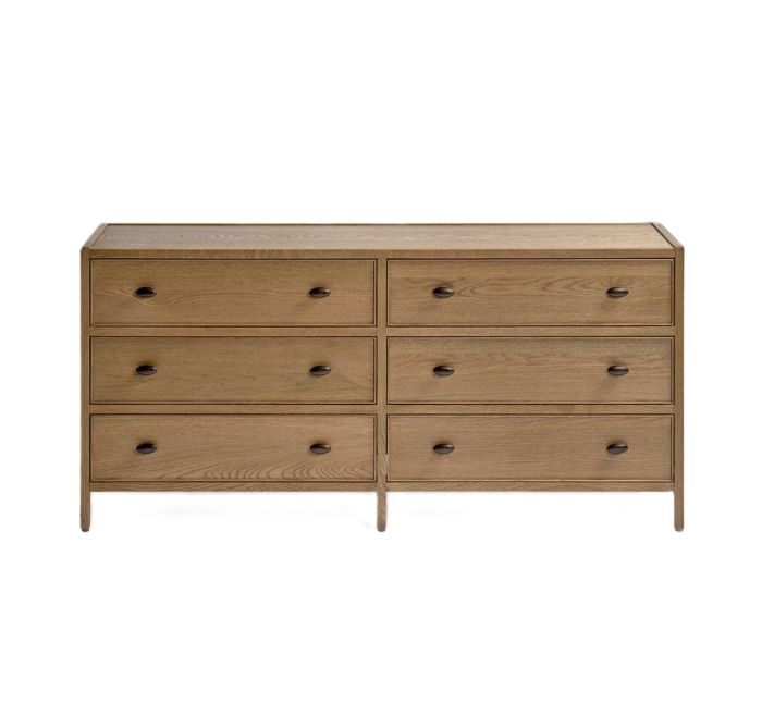 Cómoda mid-century en madera de roble natural patinado gris y tiradores metálicos.