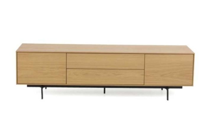 Mueble de TV en madera de roble natural y patas de metal negro.