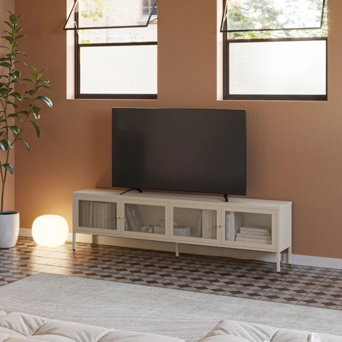 Mueble de TV en metal color arena con 4 puertas.
