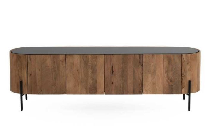 Mueble de TV en madera de mango marrón y sobre negro con patas metálicas negras.