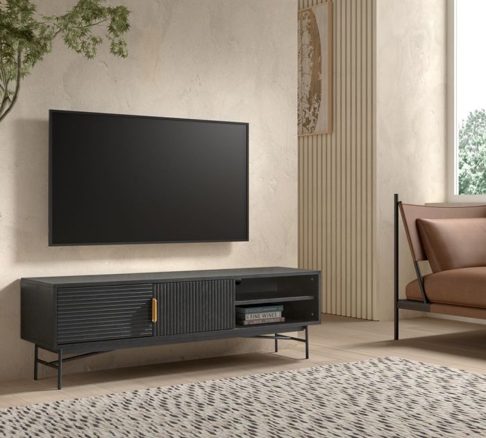 Mueble de TV en roble y metal negro con tiradores en dorado.