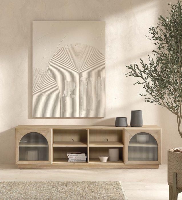 Mueble TV en madera maciza natural con puertas en forma de arco de cristal.
