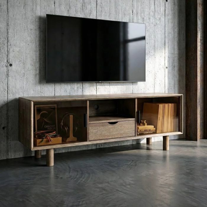 Mueble de TV en madera de caucho marrón y cristal templado.