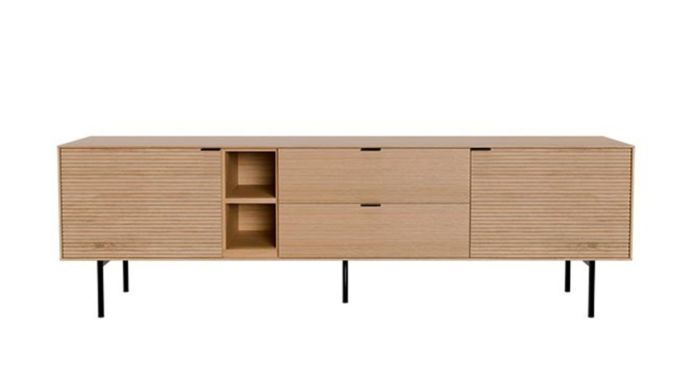 Mueble de TV nórdico en madera de roble y chapado de roble natural con tiradores y patas en metal negro.