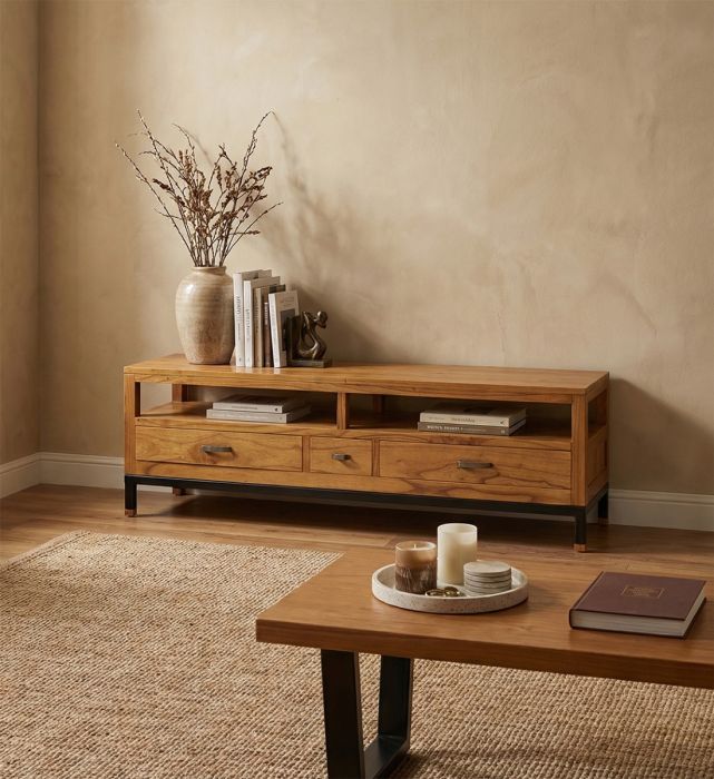 Mueble de TV en madera de mindi marrón, hierro negro y bronce.