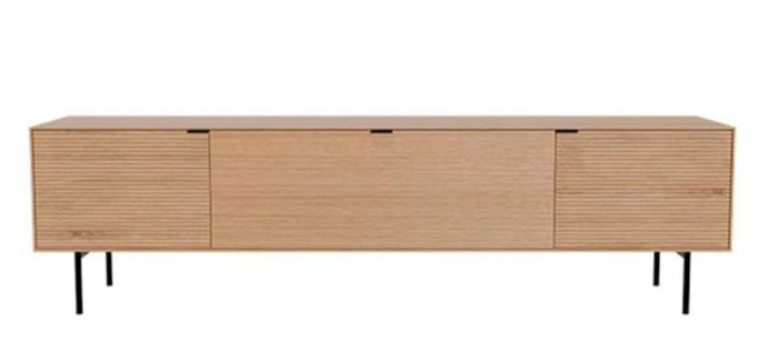 Mueble de TV nórdico en madera maciza de roble natural y patas metálicas en negro.