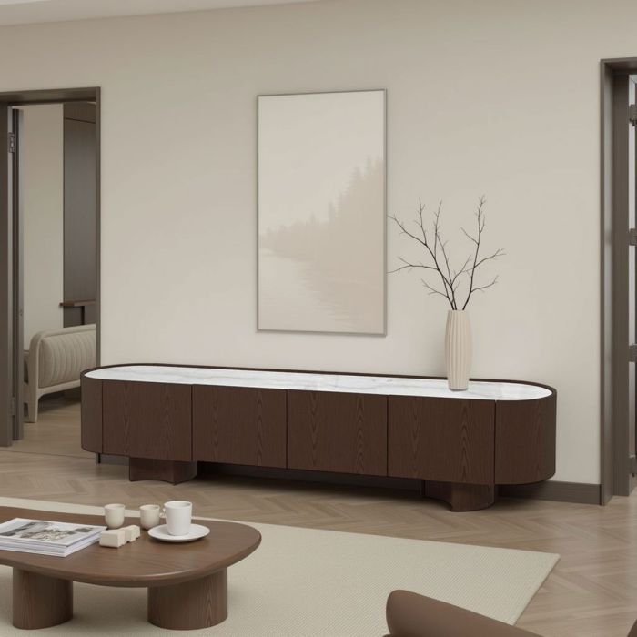 Mueble de TV en chapa de nogal y sobre de porcelánico blanco.