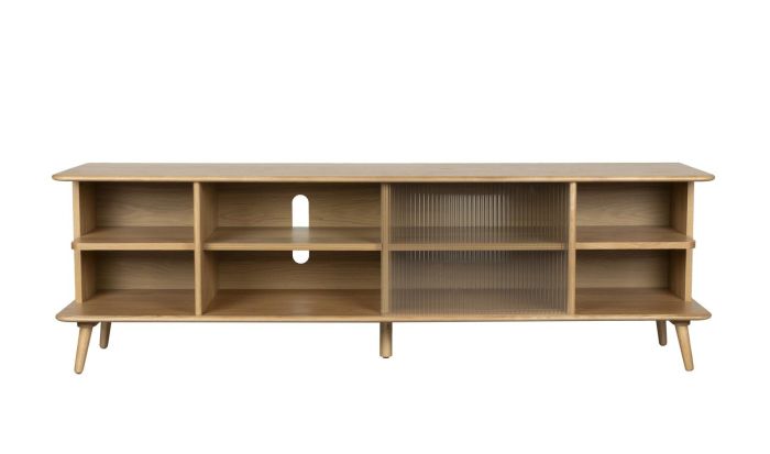 Mueble de TV en chapa de roble natural y puertas de cristal.