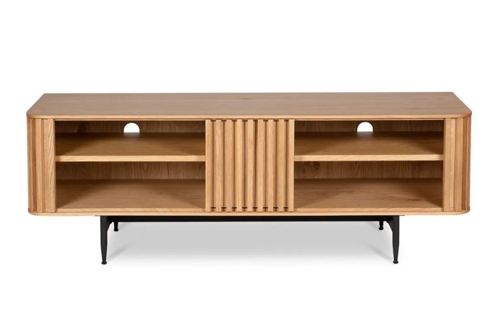 Mueble de TV en roble natural y patas de metal negro.
