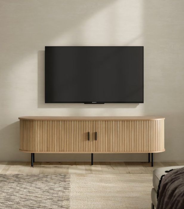 Mueble de TV en roble natural con detalles metálicos en negro.
