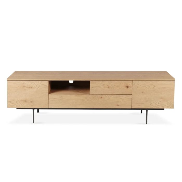 Mueble de TV en chapado de roble natural y patas de metal negro.