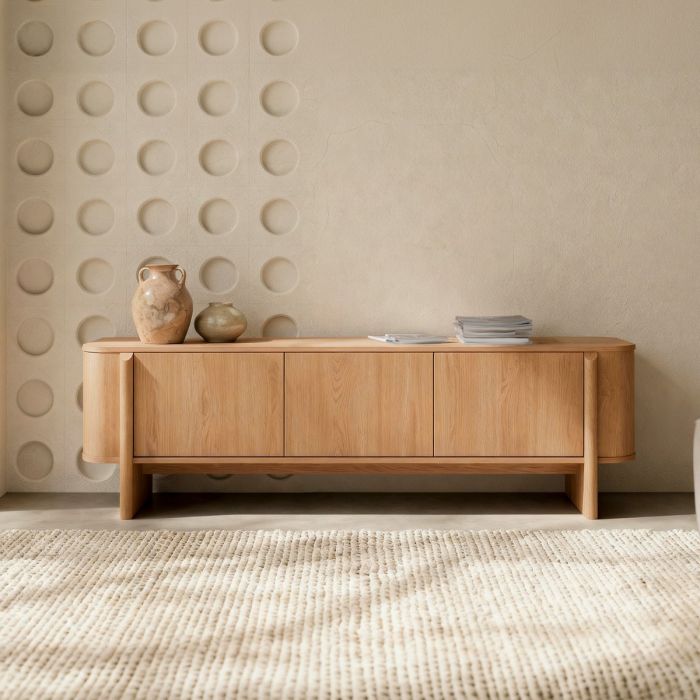 Mueble de TV en melamina acabado natural.