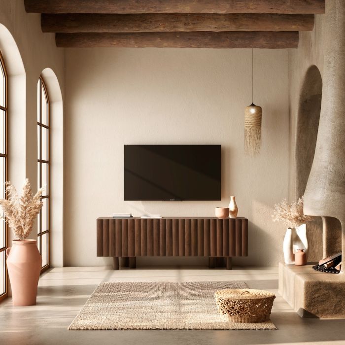Mueble de TV en madera de mango marrón.