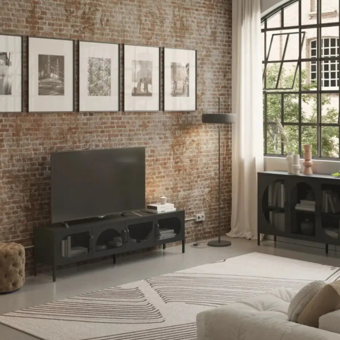 Mueble de TV en metal negro con 4 puertas.