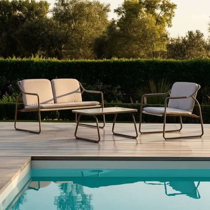 Set de sofá, sillones y mesa de centro de jardín estilo nórdico.
