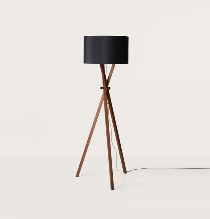 Lámpara de pie nórdico moderno con estructura de madera nogal y pantalla de algodón negro y blanco con detalles en acero.