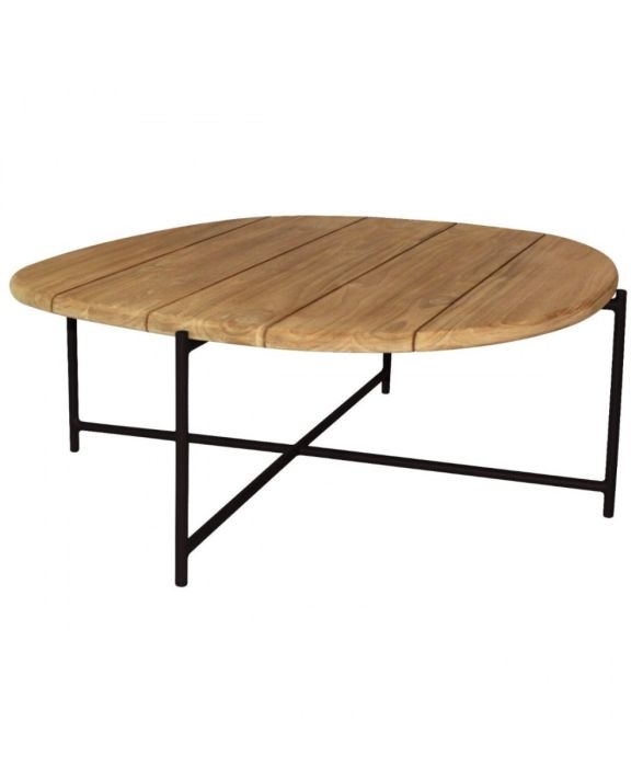 Mesa de centro industrial con sobre de madera de teca natural y patas de metal negro.