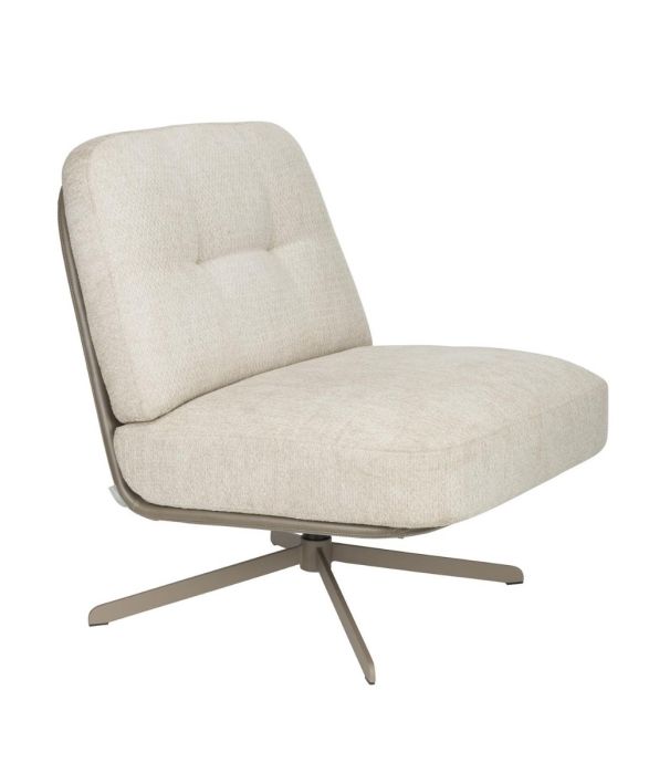 Sillón nórdico en hierro bronce tapizado en tela beige con detalles en piel sintética.