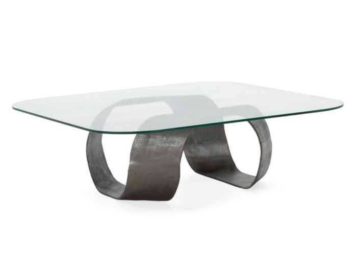 Mesa de centro contemporánea con sobre de cristal y base ondula de metal plomo envejecido.